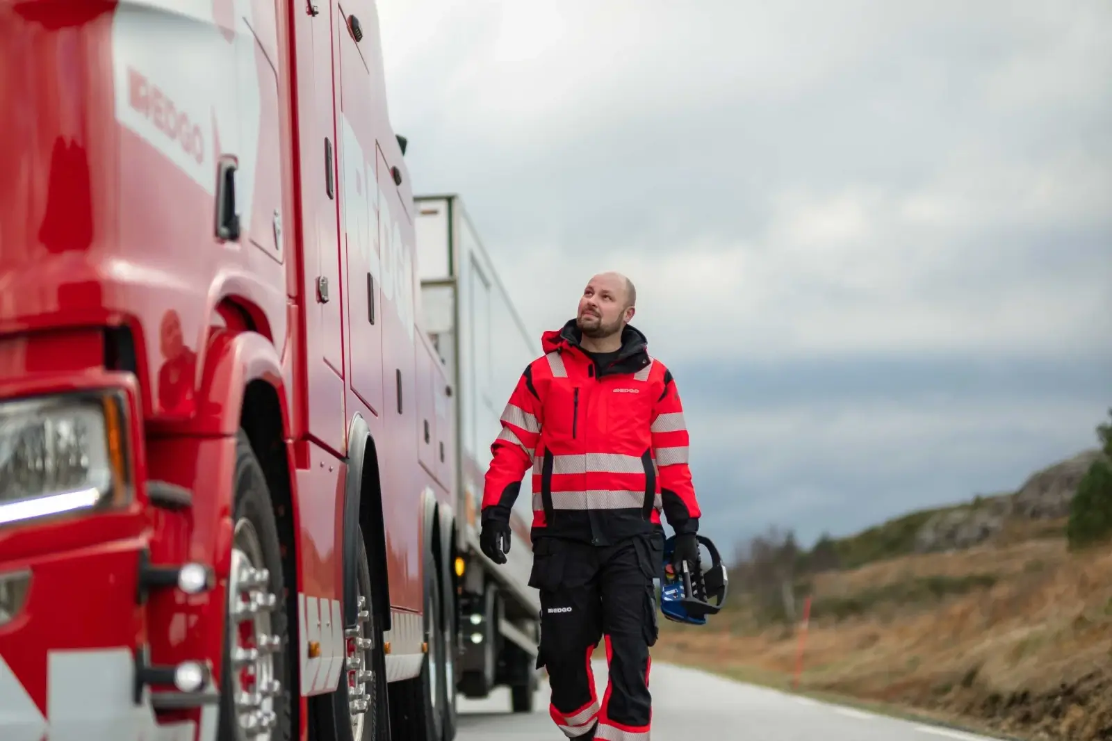 Bärgare med bilbärgning ute på vägarna