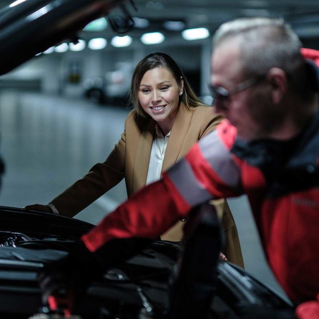 Bärgare skövde ute på vägarna och ser över ett motorfel