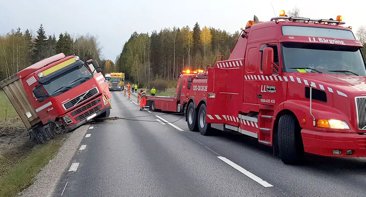 Tungbärgning vi hjälp utmed skog väg och mark